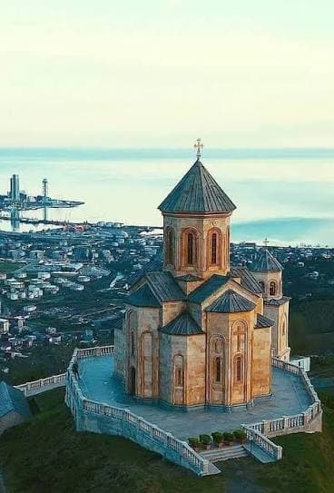 მთაწმინდის წმინდა სამების ეკლესია 2