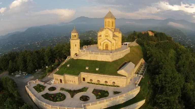 მთაწმინდის წმინდა სამების ეკლესია 3